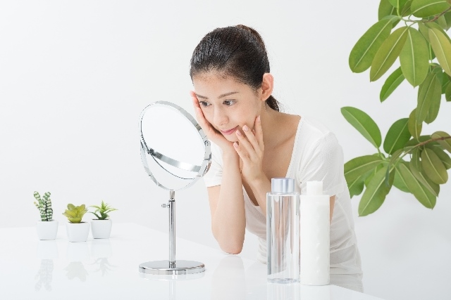 高松のフェイシャルで小顔ケアをするなら【nail&esthe salon Mano】お肌チェックしている画像